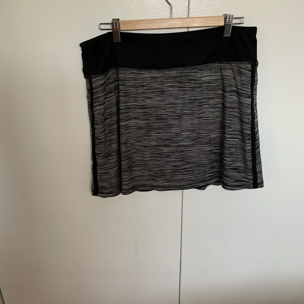 2/40$🎉 Gently worn black and grey skort